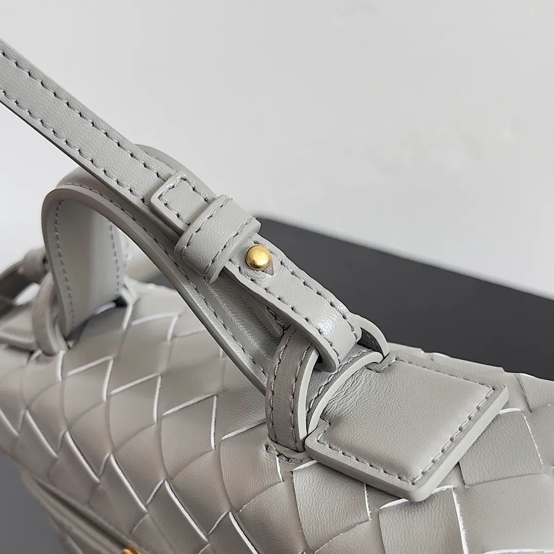 Batch 1360 Bottega Veneta 24 spring and summer woven zipper crossbody bag. A crossbody bag that can be used as a cosmetic bag. The exquisite weaving and compact body are an indispensable accessory for the upcoming summer. The double zipper also better protects the bag. It has a large capacity. If you like it, don’t miss it. Style number: 789109 Size: 22*12.5*5cm